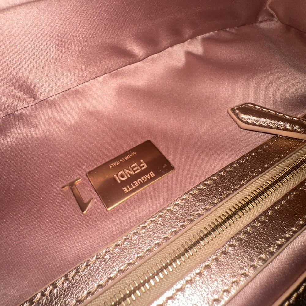 FENDI BAGUETTE ROSE GOLD RARE - Picture 11 of 12
